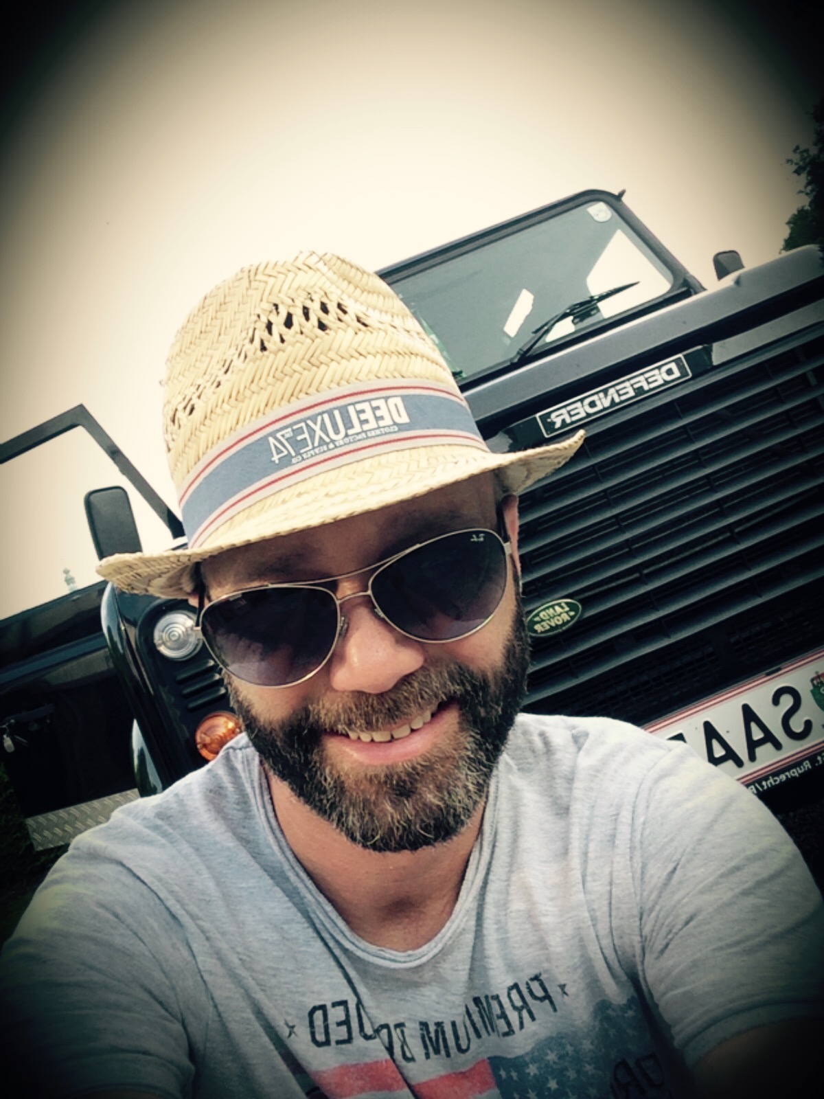 Der Verkaufsprofi Raymond mit seinem Auto-Liebling